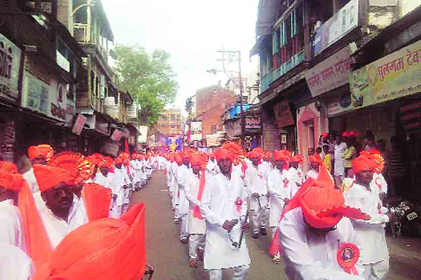 ढोल - लेझीमच्या नादात आणि ‘गणपती बाप्पा मोरया’च्या घोषात सोलापुरात उत्साहात गणरायांचे आगमन झाले. 