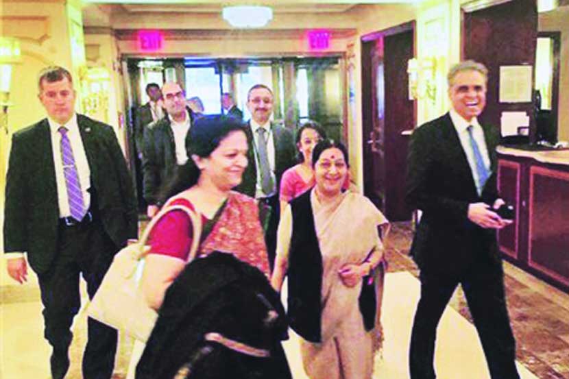परराष्ट्रमंत्री सुषमा स्वराज न्यूयॉर्कला पोहोचल्या असून त्यांनी कार्यक्रमाच्या ठिकाणी भारतीय शिष्टमंडळाचे नेतृत्व केले.
