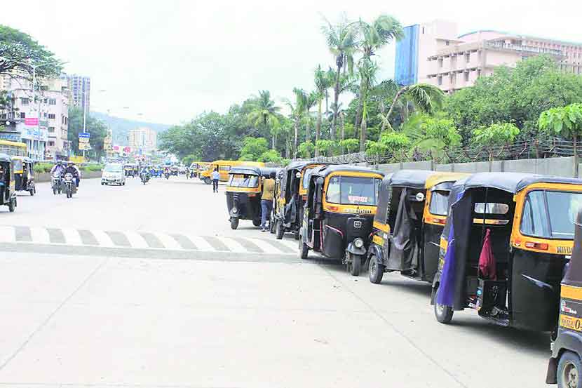 रुंद रस्त्यांवर आता रिक्षांचा अड्डा!