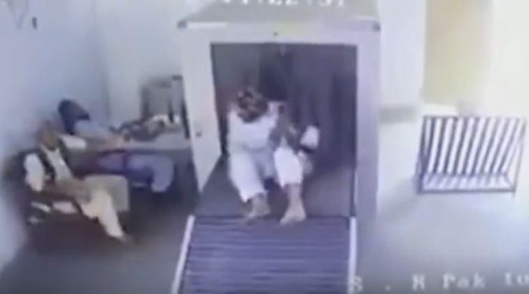 Viral Video : अरे देवा ! बॅगेसोबत ‘तो’ ही स्कॅनिंग मशीनमध्ये शिरला