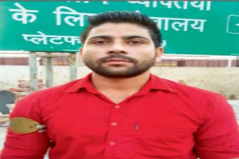 २०१२ पासून घरचा आर्थिक भार सांभाळण्यासाठी तो भटिंडा रेल्वे स्थानकावर कुलीचे काम करायचा. ( छाया सौजन्य - टाईम्स ऑफ इंडिया ) 