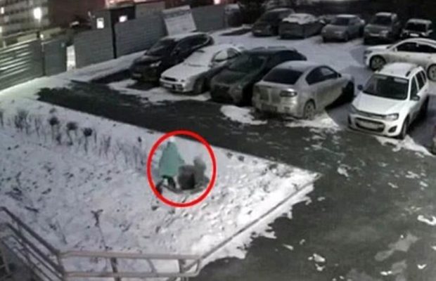 आपल्या बहिणीसोबत खेळत असताना ३ वर्षाचा मुलगा बर्फामुळे अदृश्य झालेल्या खड्ड्यामध्ये पडल्याची घटना रशियामध्ये घडली.