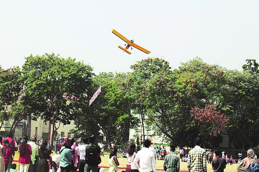 रोटरी हिलसाईडच्या वतीने रविवारी सकाळी विमानांची माहिती देणाऱ्या एअर शोचे आयोजन करण्यात आले होते.