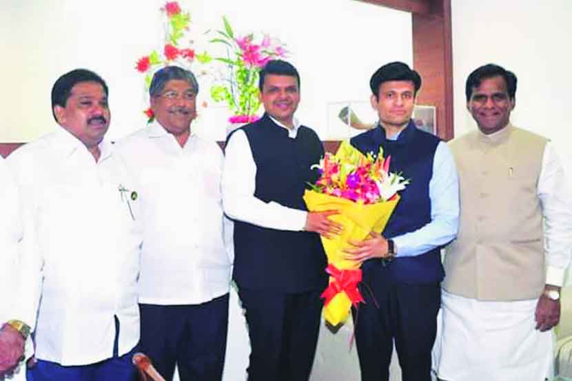 कागल येथील शाहू ग्रुपचे अध्यक्ष समरजितसिंहराजे घाटगे यांनी भाजपमध्ये प्रवेश केल्यानंतर मुख्यमंत्री देवेंद्र फडणवीस यांनी त्यांचे स्वागत केले. 