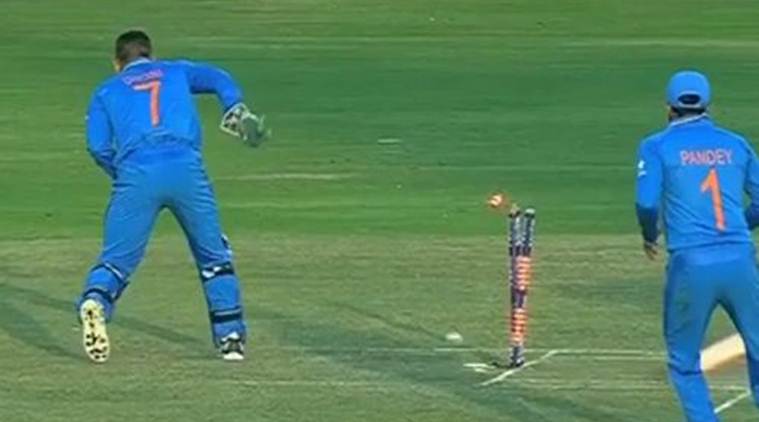 innovative wicketkeeping , M S Dhoni amazing skills behind the stumps , Ind vs Nz , rare wicket keeping , Cricket, Sports news, amazing skills , amazing facts , Loksatta, Loksatta news, Marathi, Marathi news