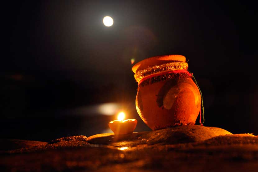 आजच्या दिवशी करवा चौथचे व्रत करणा-या पतीव्रतेला १०० व्रत केल्याचे पुण्य लाभते अशी मान्यता आहे. 