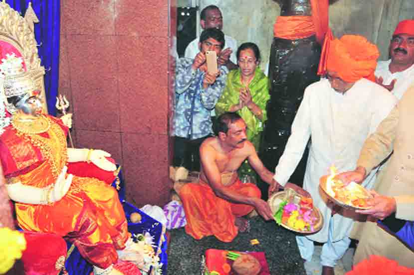छत्रपती मालोजीराजे यांच्या हस्ते त्र्यंबोलीदेवीची पूजा करण्यात आली.  (छाया - राज मकानदार) 