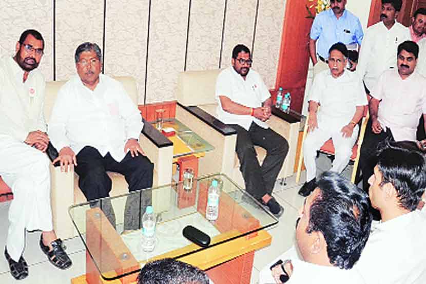 उसाच्या पहिल्या उचलीबाबत पालकमंत्री चंद्रकांत पाटील आणि कृषी राज्यमंत्री सदाभाऊ खोत यांच्या उपस्थितीत बठक झाली. बठकीस खासदार राजू शेट्टी, आमदार हसन मुश्रीफ, आमदार सतेज पाटील, आमदार चंद्रदीप नरके, माजी खासदार कल्ल्लप्पाण्णा आवाडे, माजी आमदार प्रकाश आवाडे, समरजित घाटगे, गणपतराव पाटील, माधवराव घाटगे, अशोक चराटी उपस्थित होते. (छाया - राज मकानदार)