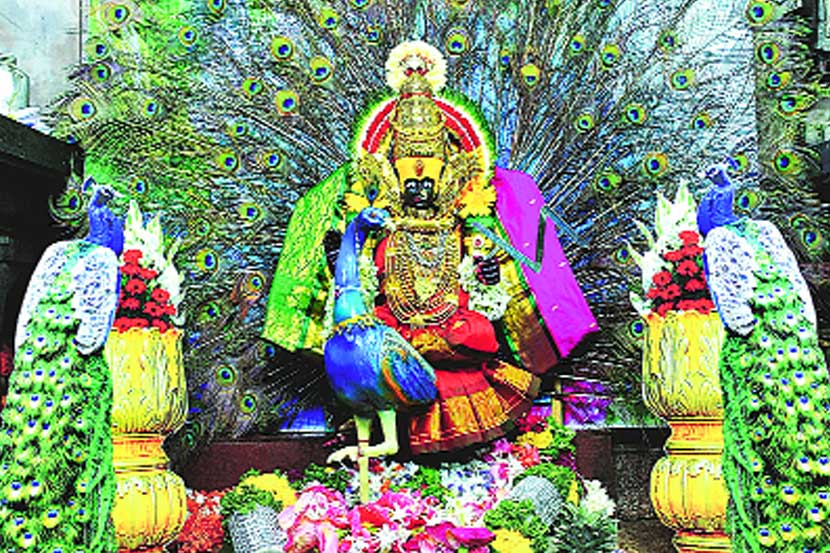 महालक्ष्मी देवीचे दर्शन घेण्यासाठी भाविकांची गर्दी