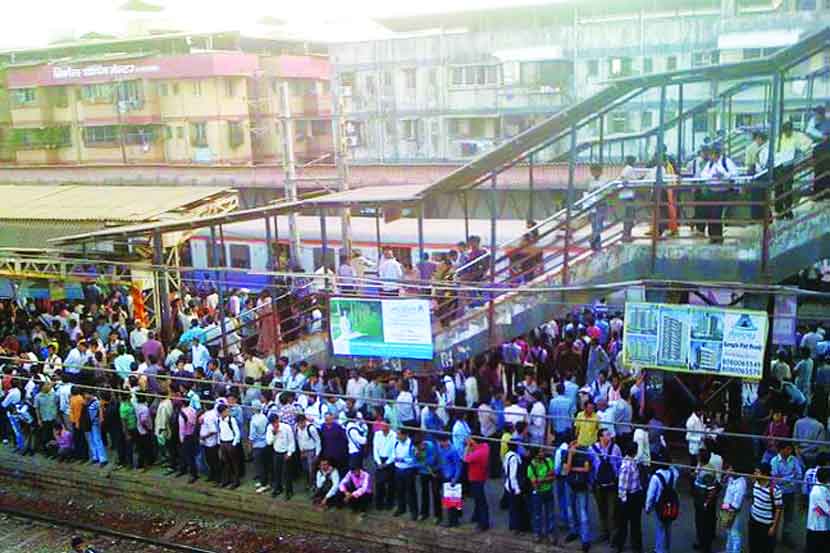 मुंबईबाहेरील गर्दीचा रेल्वेवर ताण