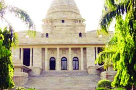 समाजात प्रतिष्ठा असलेल्यांनी अधिक जबाबदारीने वागण्याची गरज