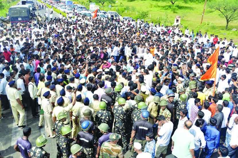  त्र्यंबकेश्वर मार्गावर जमावाशी चर्चा करण्याचा प्रयत्न करत असताना पालकमंत्री गिरीश महाजन.