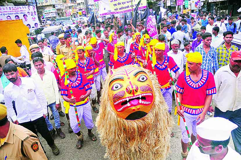 नाशिक शहरात आदिवासी विकास परिषदेने काढलेल्या मोर्चाच्या अग्रभागी असलेले आदिवासी नृत्य पथक.