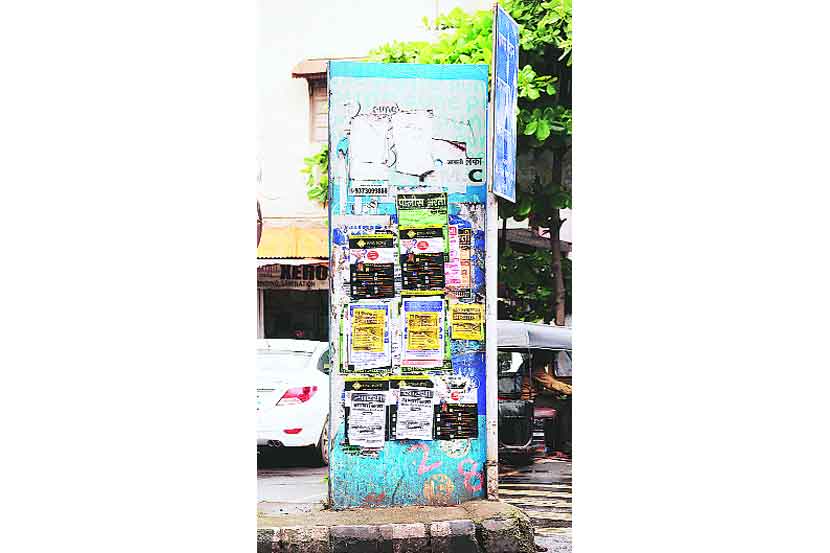 दिशादर्शक फलकांवर सर्रास अशा पद्धतीने जाहिराती लावल्या जातात.