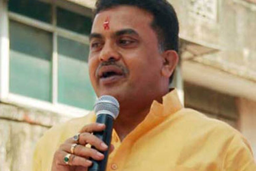 CM Devendra fadnavis , MNS Raj Thakeray , MNS Raj Thakeray , hawkers , फेरीवाले, Sanjay Nirupam, Loksatta, Loksatta news, Marathi, Marathi news