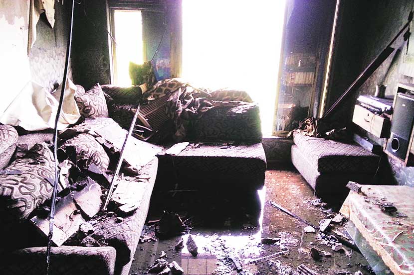 
एव्हरशाईन सिटी येथील सावियो इमारतील लागलेल्या आगीत एका घरातील फर्निचर भस्मसात झाले.
