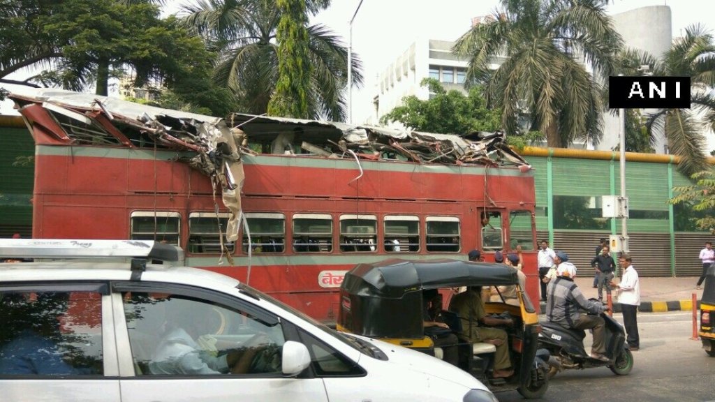 Mumbai , double decker bus collides with a heavy tree, BKC , Bandra Kurla complex area, accident, Loksatta, Loksatta news, Marathi, Marathi news