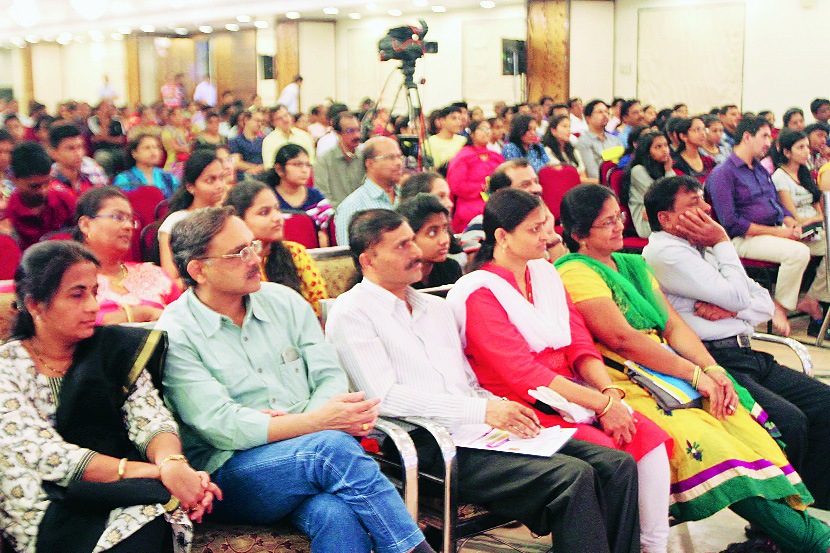  ‘लोकसत्ता मार्ग यशाचा’ या उपक्रमात करिअरविषयक शंकांचे निरसन करण्यात आले. यावेळी मोठय़ा प्रमाणावर विद्यार्थी आणि पालकांची उपस्थिती होती. (छाया : दीपक जोशी)