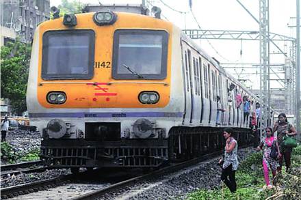 Mumbai, Railway, local trains , mishap, मध्य रेल्वे, गाड्या उशिराने, Loksatta, Loksatta news, Marathi, Marathi news