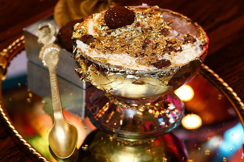 न्यूयॉर्कमधल्या एका कॅफेमध्ये ५ ग्रॅम सोने टाकून आइस्क्रीम बनवले जाते.