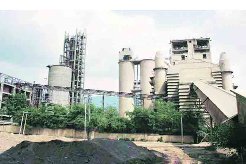 लॉयड स्टीलचे उपाध्यक्ष जसपालसिंग ढिल्लन, हेमलता मिनरल्सचे मल्लिकार्जुन रेड्डी व सूरजागडचे पोलीस पाटील राजू सडमेक या तिघांची नक्षलवाद्यांनी १४ जून २०१३ मध्ये निर्घृण हत्या केली होती. या हत्याकांडानंतर लॉयड मेटल्सने सूरजागड खाण सुरू करण्याचे प्रयत्न बंद केले होते, मात्र राज्यात भाजप-शिवसेना युती सरकार आल्यावर पुन्हा प्रयत्न सुरू झाले. 