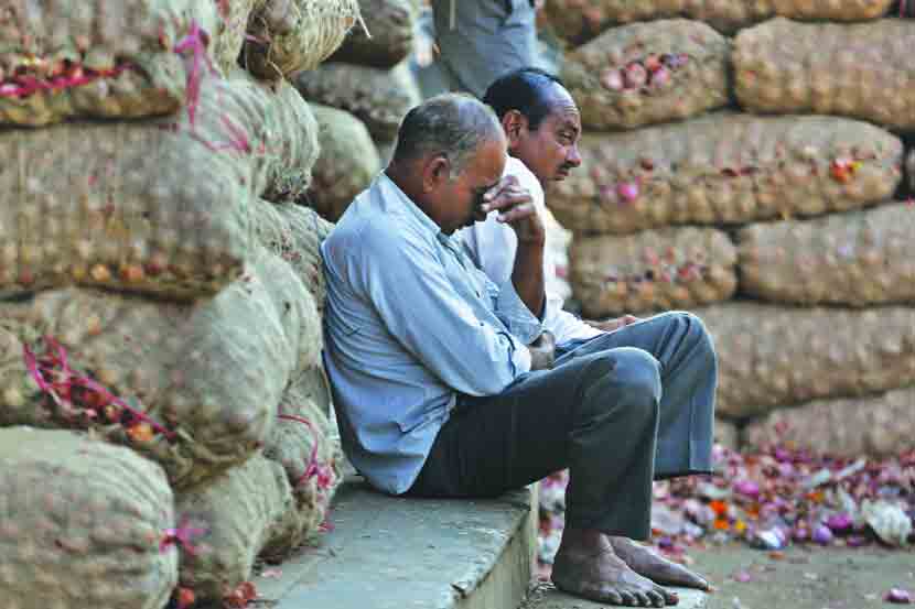  चलनकल्लोळाचा देशभरातील शेतकऱ्यांना फटका बसला आहे. बुधवारी अहमदाबादच्या कृषी उत्पन्न बाजार समितीत व्यवहार थंडावला होता.