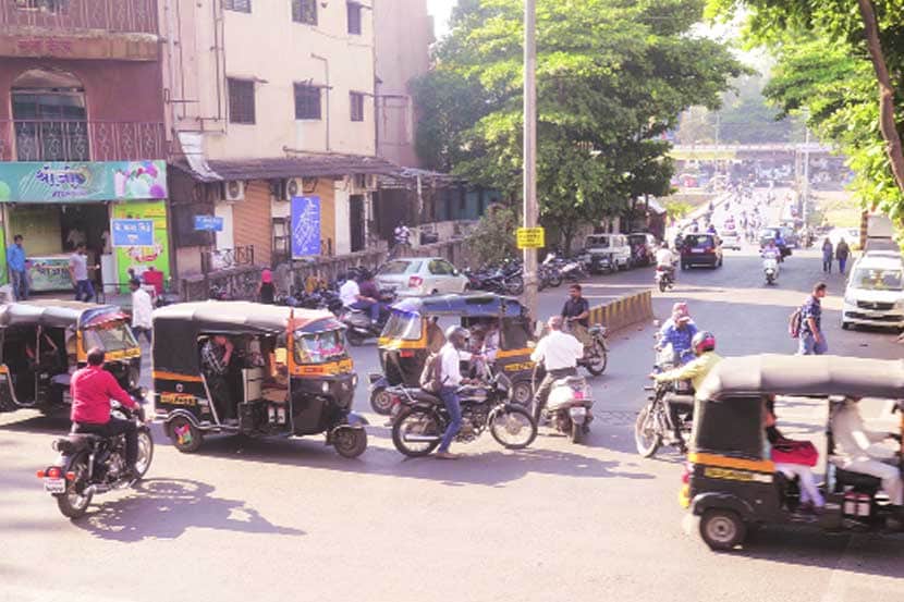 नारायण पेठेतील भिडे पुलाचा रस्ता केळकर रस्त्याला जोडणाऱ्या चौकात वाहुतकीची अव्यवस्था हे कायमचे चित्र आहे.
