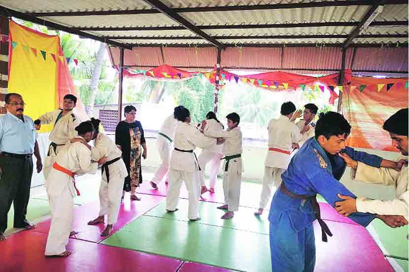 नाना बुद्धी शक्ताला म्हणोनि सिकवाव्या