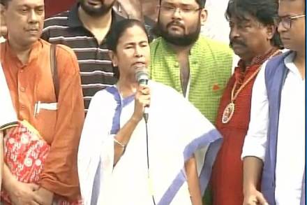 नोटाबंदीविरोधात सोमवारी ममता बॅनर्जींनी कोलकातामध्ये आंदोलन केले.
