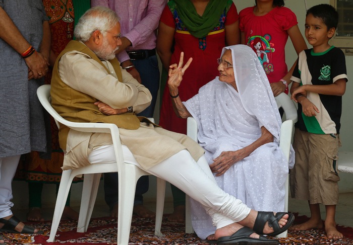 पंतप्रधान नरेंद्र मोदीं आणि त्यांची आई ( संग्रहित छायाचित्र)