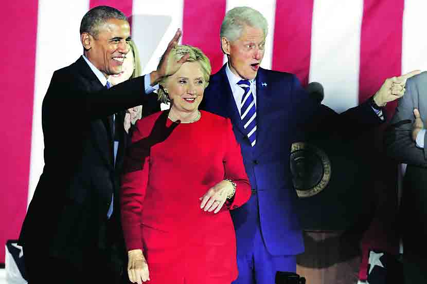  अमेरिकेचे अध्यक्ष बराक ओबामा यांच्यासह डेमोक्रॅटिक पक्षाच्या उमेदवार हिलरी क्लिंटन आणि त्यांचे पती बिल क्लिंटन 