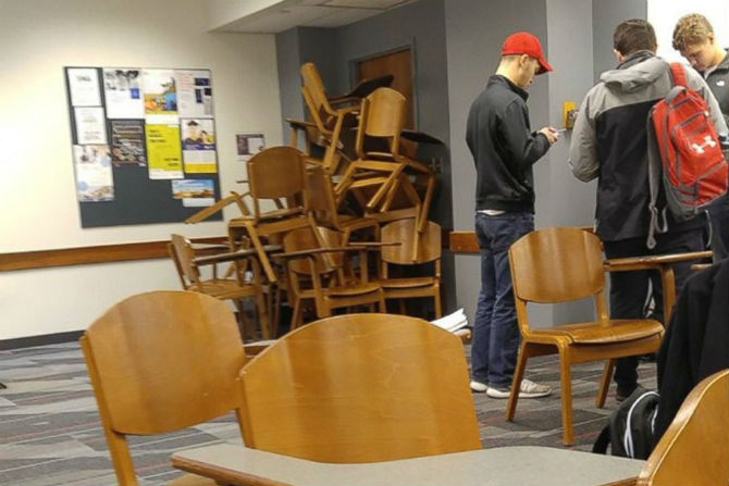 ओहायो विद्यापीठातील एका विद्यार्थ्याने गोळीबारानंतर त्याच्या वर्गातील फोटो ट्विटरवर पोस्ट केला.