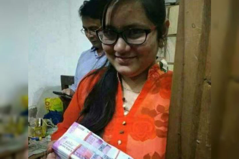 २००० च्या नोटांचे बंडल घेऊन उभी असलेली ही मुलगी भाजपाचे उत्तर प्रदेशमधील अध्यक्ष केशव प्रसाद मौर्य यांची मुलगी असल्याचा संदेश फिरत होता.