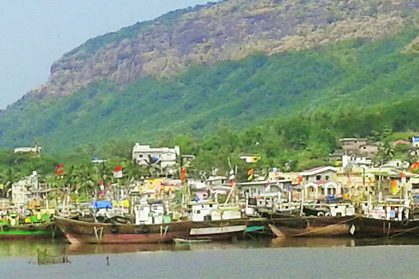 लोकवर्गणीतून करंजा मच्छीमार बंदराची उभारणी