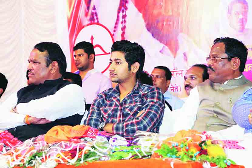 सैराट मधील आकाश ठोसर शिवसेनेच्या व्यासपीठावर