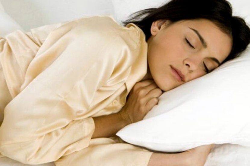 डाव्या कुशीने झोपल्याने शरीराला अनेक फायदे होऊ शकतात असे एका संशोधनात समोर आले आहे. 