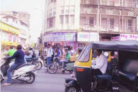 लिंबराज महाराज चौकात लाल सिग्नल लागलेला असताना ‘झेब्रा क्रॉसिंग’च्याही पुढे उभी राहिलेली वाहने. 