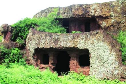 जायचं, पण कुठं? : खरोसा लेणी