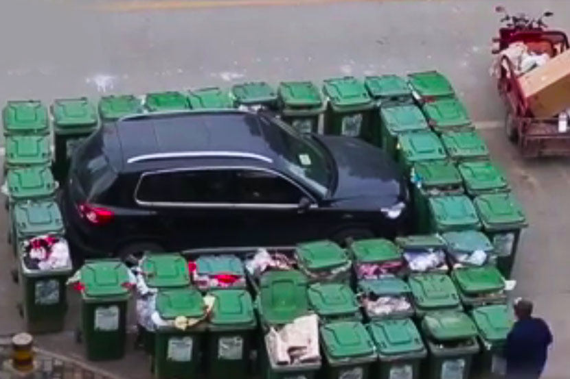 चीनच्या सीसीटीव्ही न्यूजने एक व्हिडिओ सोशल मीडियावर अपलोड केला आहे. एका कारचालकाने आपली गाडी चुकीच्या ठिकाणी पार्क केली होती. (छाया आणि व्हिडिओ सौजन्य : CCTVNEWS )