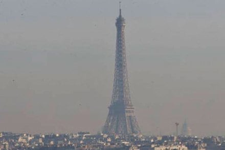 पॅरिसमधील हवा अधिका अधिक प्रदूषित होत चालली आहे. 
