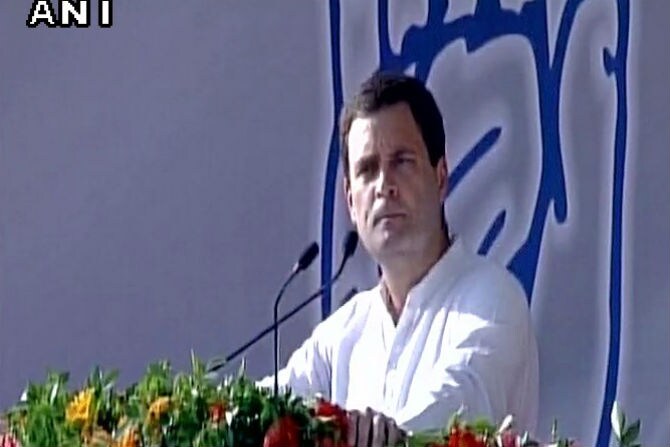 काँग्रेस उपाध्यक्ष राहुल गांधी यांच्या नेतृत्वात शुक्रवारी पक्षाच्या शिष्टमंडळाने पंतप्रधान नरेंद्र मोदी यांची भेट घेतली.
