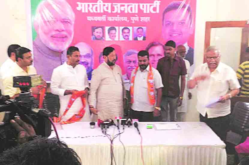 काँग्रेसचे माजी उपमहापौर आणि माजी नगरसेवक प्रसन्न जगताप यांनी गुरुवारी पालकमंत्री गिरीश बापट आणि शहराध्यक्ष योगेश गोगावले यांच्या उपस्थितीमध्ये भारतीय जनता पक्षामध्ये प्रवेश केला.  