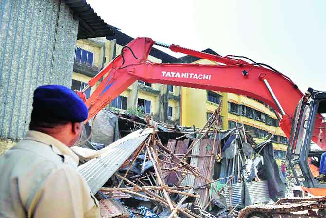 इमारतीसाठी बांधण्यात आलेले बीम व पिलर्स पाडण्यात आले.