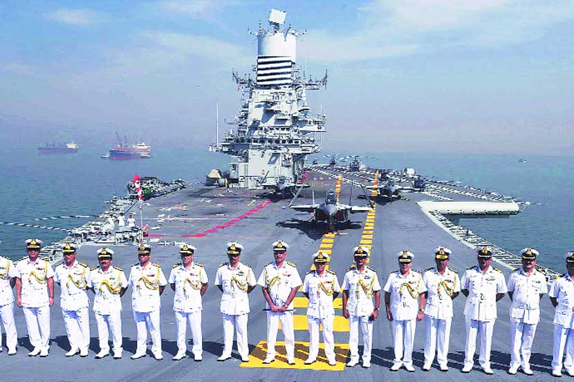  नौदल दिनाच्या पूर्वसंध्येला शुक्रवारी मुंबईतील गेटवे ऑफ इंडियाच्या परिसरात नौसैनिकांनी ‘बिटिंग द रिट्रिट’ कार्यक्रमाची रंगीत तालीम केली.