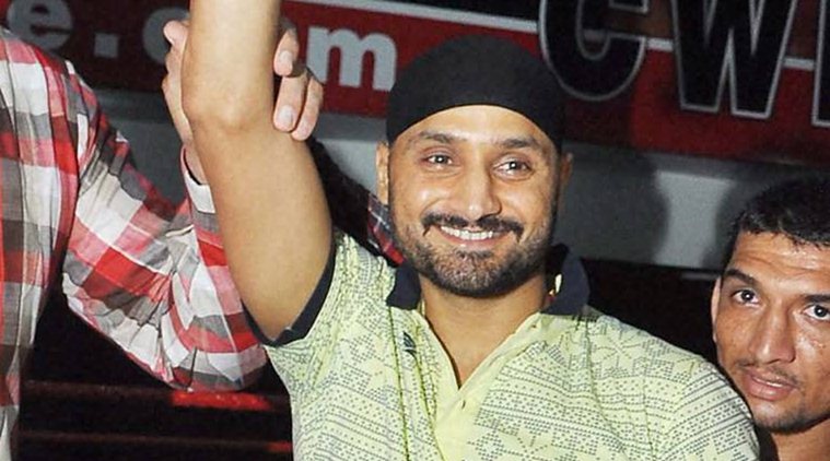 गेल्या काही दिवसांपासून हरभजन सिंग पंजाबमधील काँग्रेसचे वरिष्ठ नेते अमरिंदर सिंग यांच्या संपर्कात असल्याचेही सांगितले जात होते.