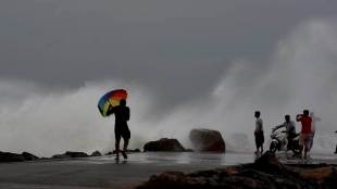 Cyclone , Vardah , Chennai , Storm , Loksatta, Loksatta news, Marathi, Marathi news