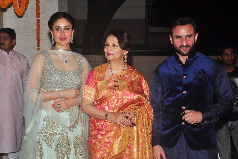 सैफ अली खान आई शर्मिला टागोर आणि पत्नी करिना कपूर खानसोबत