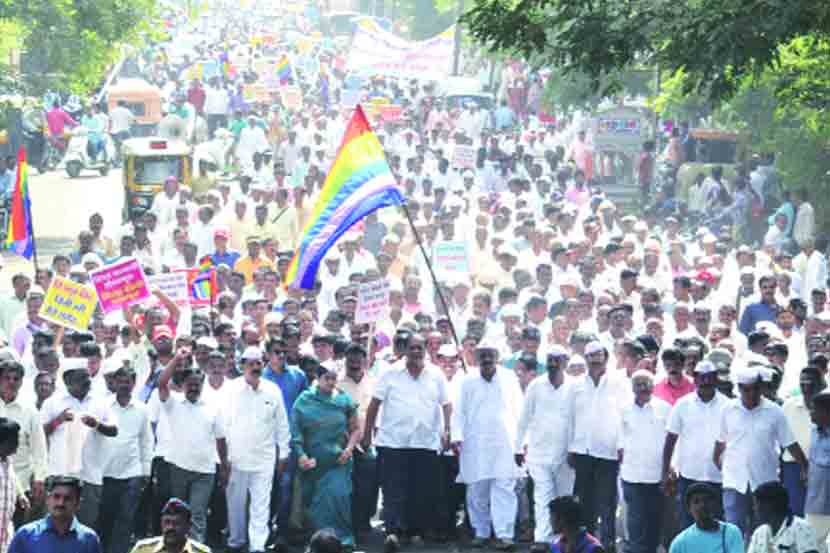 जिल्हा मध्यवर्ती बँकांसह सहकारी बँकांना पुरेसा चलन पुरवठा करावा, या मागणीसाठी कोल्हापूर जिल्हा मध्यवर्ती सहकारी बँक व संलग्न सहकारी संस्था तसेच नोटा व रोकड बंदी कृती समितीच्या वतीने जिल्हाधिकारी कार्यालयावर धडक मोर्चा काढण्यात आला. मोर्चात आमदार हसन मुश्रीफ, कामगार नेते अतुल दिघे यांच्यासह ग्रामीण भागातील लोक मोठ्या संख्येने सहभागी झाले होते. (छाया - राज मकानदार)