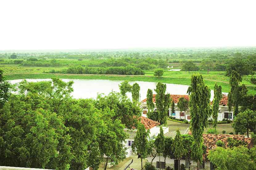 थांबला न सूर्य कधी..