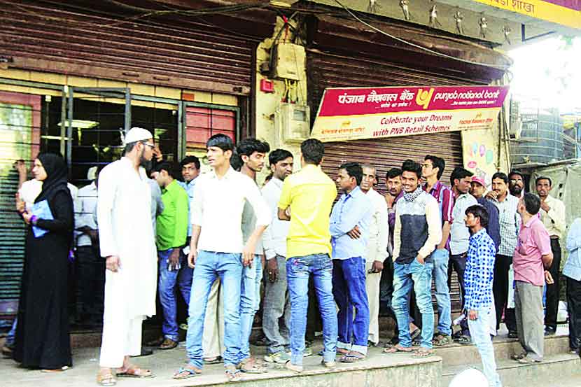 निश्चलनीकरणानंतर जुन्या नोटा जमा करण्यासाठी केंद्र सरकारने दिलेल्या मुदतीच्या शेवटच्या दिवशी, शुक्रवारी भिवंडीतील बँकांबाहेर रांगा लागल्या होत्या.